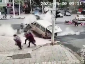 Wuhan’da Kanalizasyon Patladı, Yol Havaya Uçtu: 4 Yaralı