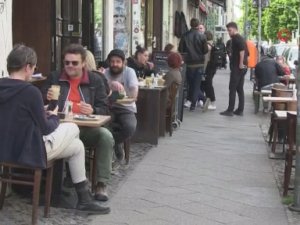 Berlin’de Kafe Ve Restoranların Dış Alanları Müşterilere Açıldı