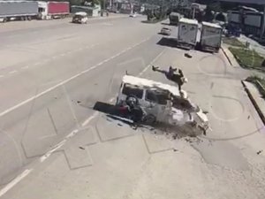 Amasya’da Feci Kaza Kamerada: Motosikletten Fırlayıp Minibüsün Üstüne Düştü