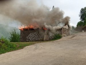 Yıldırım Düşen Evde Yangın Çıktı