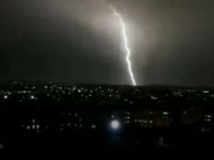 Gaziantep’te Şimşekler Geceyi Aydınlattı