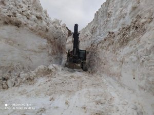 Hakkari’de 8 Metre Karla Mücadele