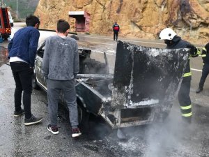 Artvin’de Seyir Halindeki Otomobil Alev Alev Yandı