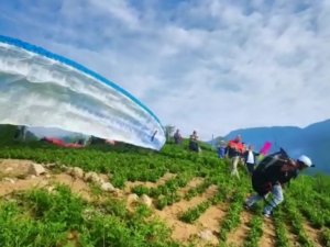Çay Tarlalarından Yamaç Paraşütleriyle Heyecanlı Atlayış