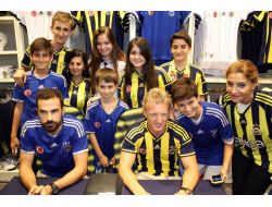 Dırk Kuyt Ve Serdar Kesimal Taraftarlara İmza Dağıttı