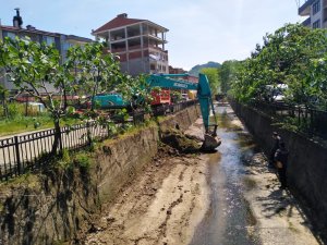 Bulancak’ta İlçe Merkezinden Geçen Dere Yatakları Temizleniyor