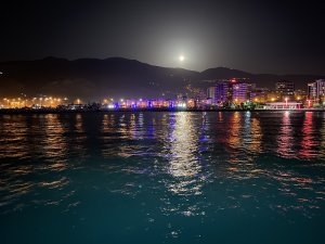 "Süper Ay" İ̇skenderun Körfezi’nde Kartpostallık Görüntüler Oluşturdu
