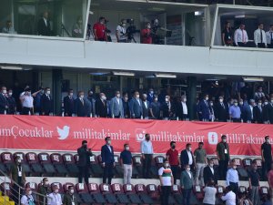 Bakan Çavuşoğlu İle Bakan Kasapoğlu, Milli Maçta