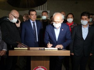 Kılıçdaroğlu, 9. Cumhurbaşkanı Demirel’in Anıt Mezarına Çiçek Bırakıp Dua Etti