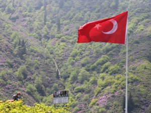 Köyün Zirvesine Şehitlerin Hatırasına Türk Bayrağı Diktiler