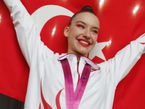 Milli Cimnastikçi Ayşe Begüm Onbaşı Dünya Şampiyonu Oldu