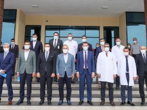 Bakan Çavuşoğlu, Antalya’da Hastane Yönetimini Ziyaret Edip Brifing Aldı