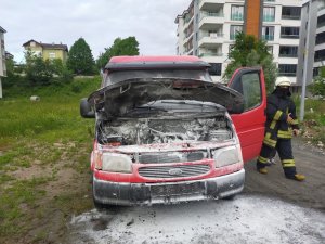 Seyir Halindeki Minibüste Yangın Çıktı