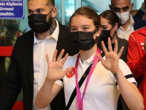 Yurda Dönen Dünya Şampiyonu Ayşe Begüm Onbaşı, Mehteranla Karşılandı