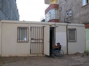 Konteynerde Tek Başına Yaşayan Engelli Vatandaşın Akülü Sandalye Talebi