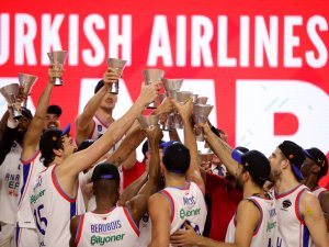 Şampiyon Anadolu Efes Kupasını Aldı