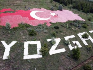 Bin 400 Metrekare Büyüklüğündeki Türk Bayrağını Boyamak İçin Seferber Oldu