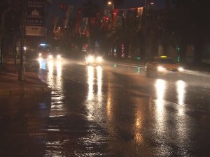 Sarı Alarm Verilen İ̇stanbul’da Yağmur Gece Boyunca Etkili Oldu