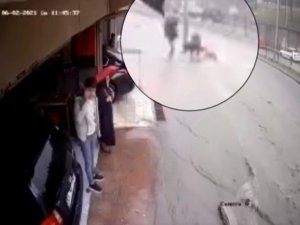 Sel Sularına Kapılan Adamı Gençler Kurtardı: O Anlar Kamerada