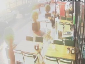 Karşı Kaldırımdaki Ağaca Yıldırım Düşünce Neye Uğradıklarını Şaşırdılar