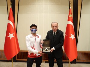 Cumhurbaşkanı Erdoğan, Mert Efe Kılıçer’i Ödüllendirdi