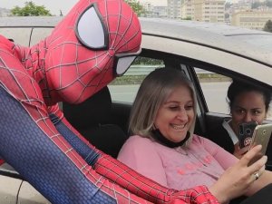 Örümcek Adam Memleketine Geldi, Şivesiyle Görenleri Güldürdü