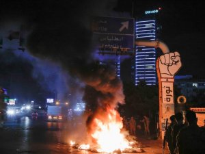 Dolar Hesaplarından Para Çekemeyen Lübnanlılar, Bankaları Protesto Etti