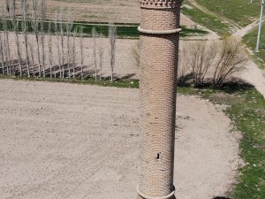 13. Yüzyıldan Bu Yana Kırık Da Olsa Ayakta Kalan Minarenin Öyküsü