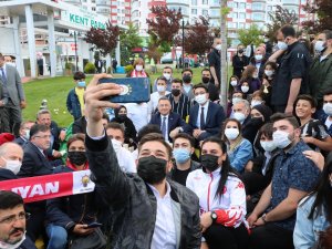 Cumhurbaşkanı Yardımcısı Oktay, Gençlerle Sohbet Edip Çay İçti