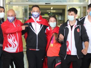 Ayşe Begüm Onbaşı’ya İ̇zmir’de Coşkulu Karşılama