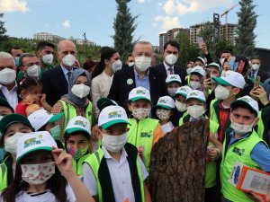 Bakan Kurum’un Zorlu Görevi: Minik Çevre Müfettişinin Ayakkabısındaki Çamurları Temizledi