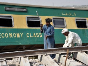 Pakistan’da İki Yolcu Treni Çarpıştı: 30 Ölü, 50 Yaralı