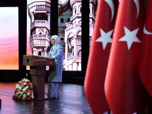 Emine Erdoğan: “Teknolojik İlerlemeyle Eş Zamanlı Olarak Manevi İlerleme Sağlayamıyoruz”