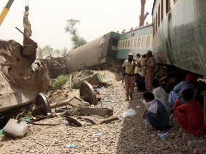 Pakistan’daki Tren Kazasında Ölü Sayısı 36’ya Yükseldi