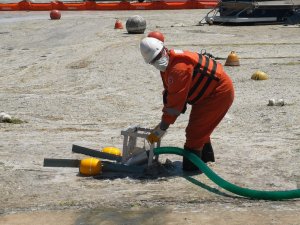 Caddebostan Sahili’nde Deniz Salyası Temizliği Başladı