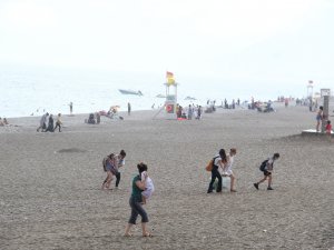 Dünyaca Ünlü Sahildeki Tatilcilere Yaz Yağmuru Sürprizi
