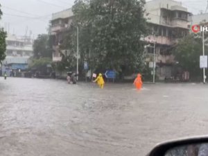 Mumbai’de Şiddetli Yağış Sokakları Göle Çevirdi, Evleri Su Bastı