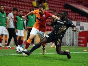 Şener Özbayraklı, Galatasaray’a Veda Etti