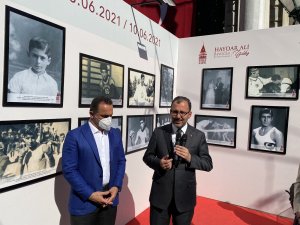 Bakan Kasapoğlu, Başkonsoloslarla “Altın Kalpli Eldiven” Sergisini Gezdi