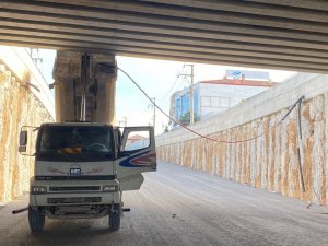 Damperi Açık Unutulan Kamyon Köprüye Çarptı: 2 Yaralı