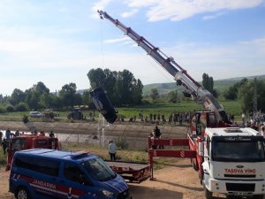Amasya’da Otomobil Su Kanalına Düştü: Ekipler Arama Yapıyor