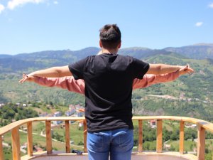 Dağın Yamacındaki Tekne Turistlerin İlgi Odağı Oldu