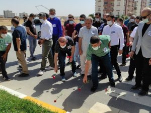 Memur-sen Heyeti Nusaybin’de 2 Öğretmenin Hayatını Kaybettiği Kaza Yerine Karanfil Bıraktı