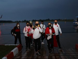 Samsun’un Dünya Şampiyonları Çiçekle Karşılandı