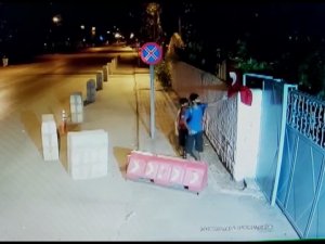 Rüzgarda Katlanan Bayrağı Düzeltip Öptüler