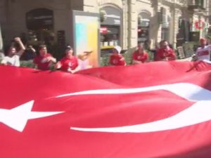 Bakü Kırmızı-beyaza Büründü
