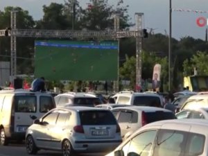 Adana’da Arabada Milli Maç Keyfi