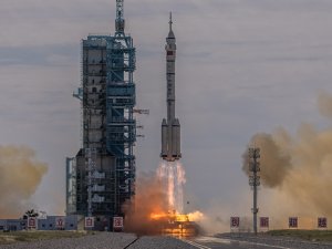 Çin, Yeni Uzay İstasyonunda Görev Alacak İlk Mürettebatı Taşıyan Shenzhou-12’yi Başarıyla Fırlattı