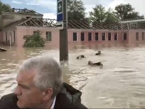 Kırım Valisi Sel Basan Sokakları Botla Gezdi, Ekipler "Yüzerek" Eşlik Etti