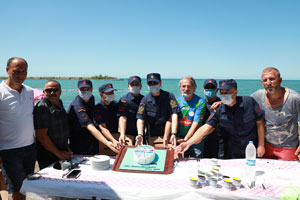 Plaj işletmecileri, Sahil Güvenliğin 39. yaşını sahte ihbarla çağırdıkları kurum personeline sürpriz yaparak kutladı